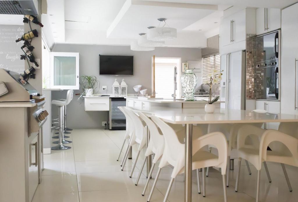 Luxury Upmarket Guesthouse 20 On 4Th Rustenburg Extérieur photo